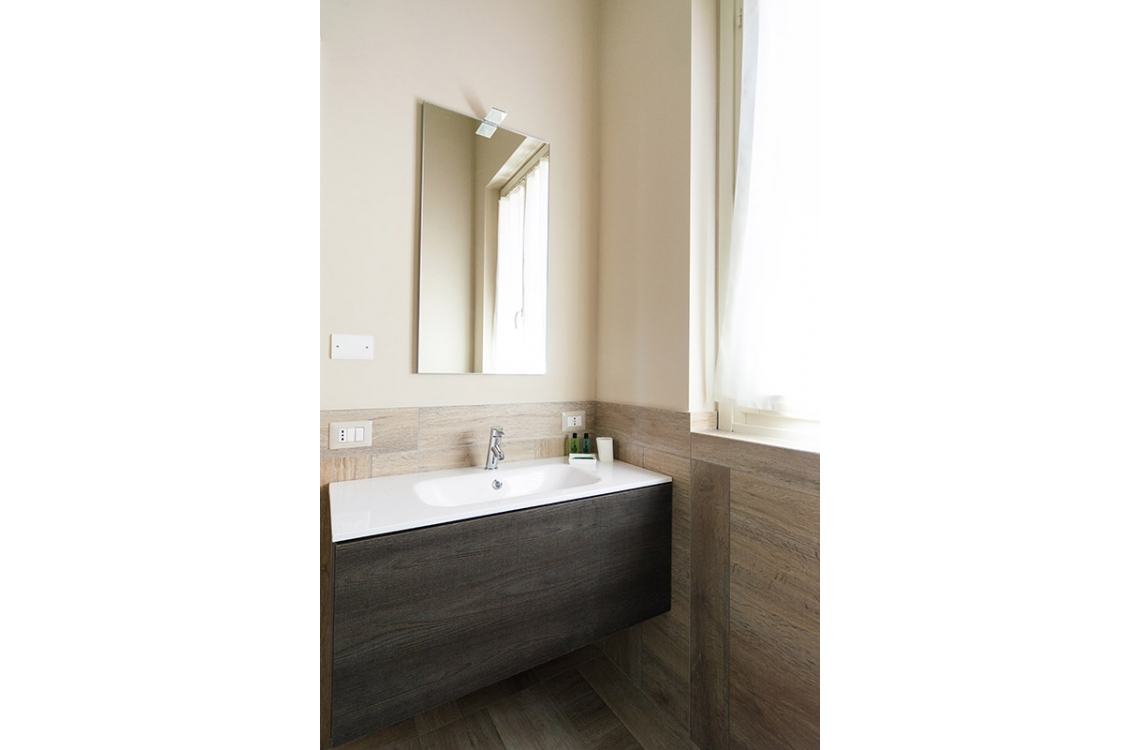 Arranged on the first floor of the building that closes the old courtyard, this is a spacious and bright double room, meant to be the ideal location where to spend your holiday vacations or the night of a business trip. With a total of approximately 28m2, furnished in an elegant and contemporary style, presenting latest generation comfort.