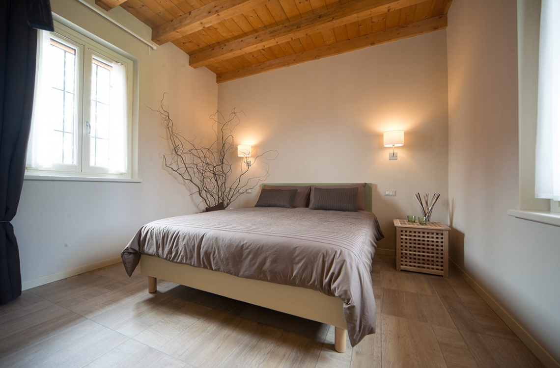 La suite è disposta nella parte più antica dell’insediamento rurale, 
in un ambiente armonico e rilassante, arredata con stile contemporaneo, 
caldo ed elegante, la suite può diventare una comoda family room per 3-4
 persone.
La suite STEMMA, così denominata per la presenza dello stemma 
seicentesco della famiglia Galizia, di complessivi 45mq, è collocata su 
un unico piano su cui si dispongono la camera da letto, con un letto matrimoniale, il soggiorno, con due letti singoli, e 
il bagno privato. <br>Disponibile uso SINGOLA, uso DOPPIA, uso TRIPLA e uso QUADRUPLA (2 adulti + 1/2 bambini).<br>