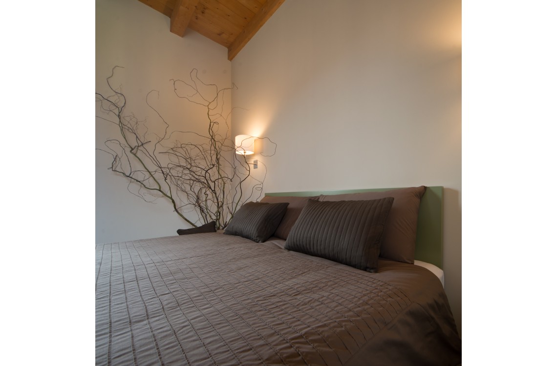 La suite è disposta nella parte più antica dell’insediamento rurale, 
in un ambiente armonico e rilassante, arredata con stile contemporaneo, 
caldo ed elegante, la suite può diventare una comoda family room per 3-4
 persone.
La suite STEMMA, così denominata per la presenza dello stemma 
seicentesco della famiglia Galizia, di complessivi 45mq, è collocata su 
un unico piano su cui si dispongono la camera da letto, con un letto matrimoniale, il soggiorno, con due letti singoli, e 
il bagno privato. <br>Disponibile uso SINGOLA, uso DOPPIA, uso TRIPLA e uso QUADRUPLA (2 adulti + 1/2 bambini).<br>